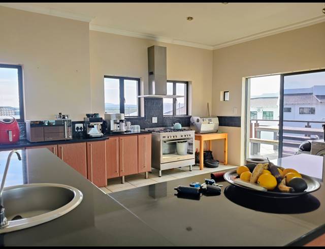 6 BEDROOM HOUSE FOR SALE IN PARADISE BEACH